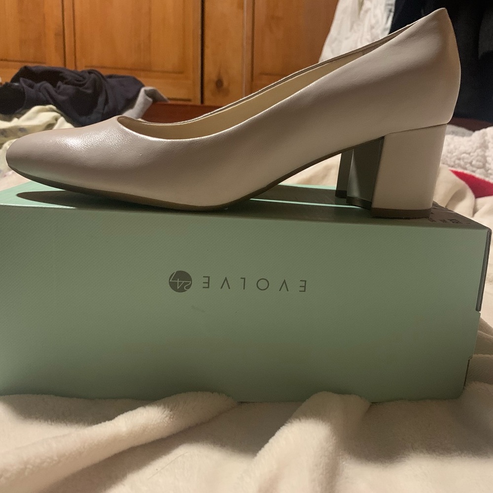 NWT cream colored heels